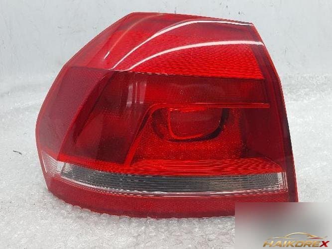 Volkswagen Passat 2013 — фонарь задний комбинированный левый 561 945 095 2