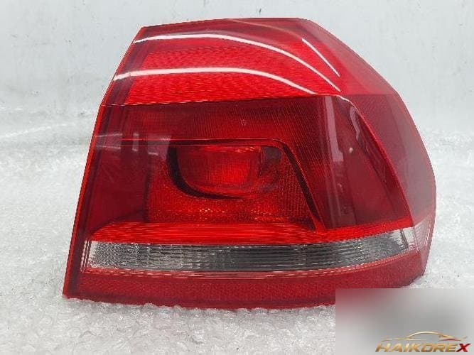 Volkswagen Passat 2013 — задний комбинированный фонарь правый (пассажирский) 561 945 096 97