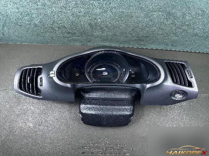 Kia Sportage 2012 — панель приборов 1