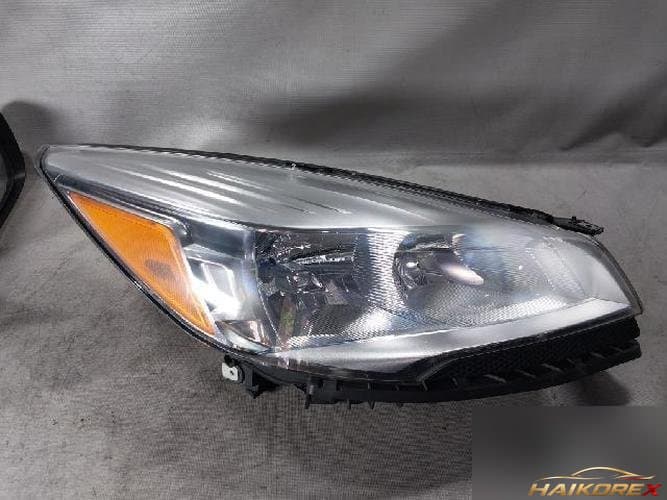 Ford Escape 2014 — фара передняя правая