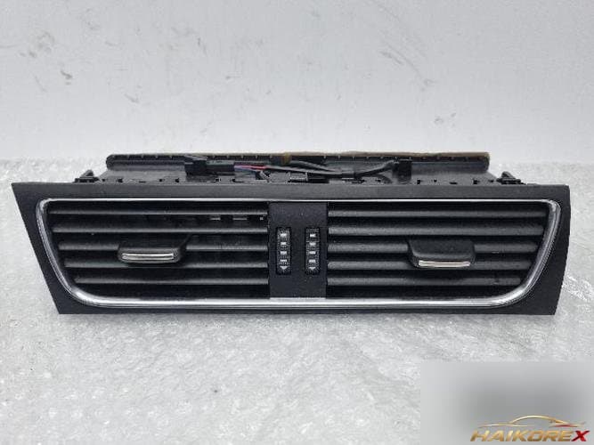 Audi A4 2009 — дефлектор центральный 8T1820951C