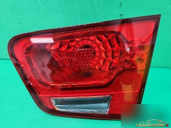 Kia Forte 2010 — белая отделка багажника (фонарь)