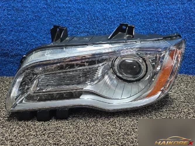 Chrysler 300 2013 — фара левая 68042155AF
