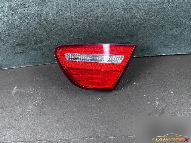 Hyundai Avante 2010 — накладка крышки багажника (с фонарём) 1