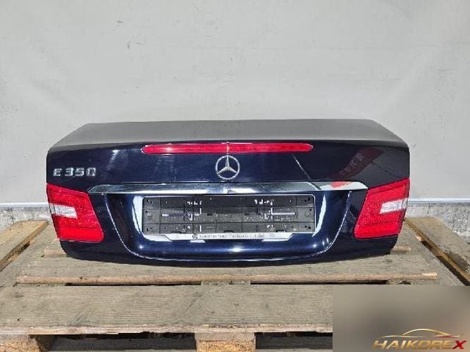 Mercedes-Benz E-Class 2011 — крышка багажника