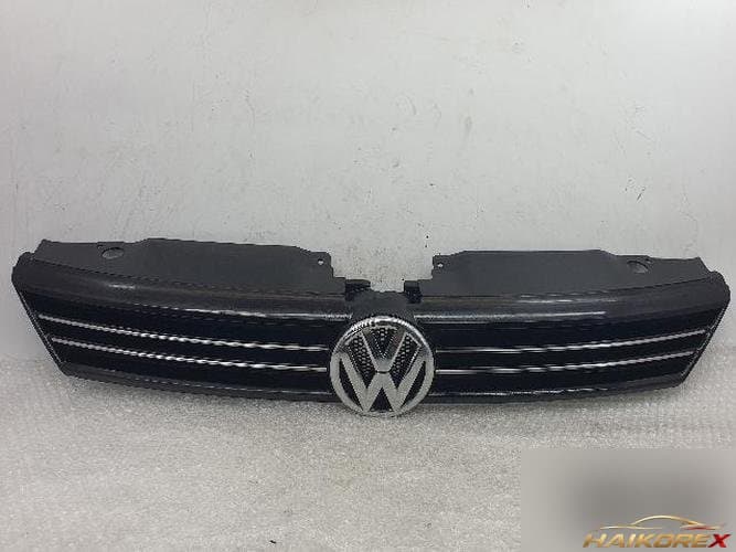 Volkswagen Jetta 2011 — решётка радиатора 5C6853653