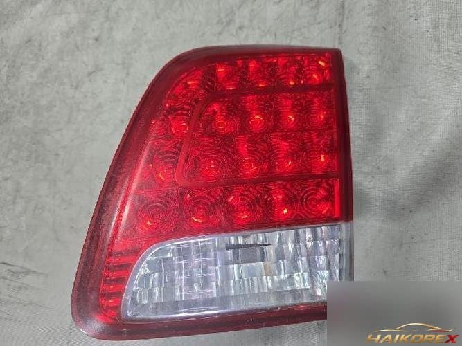 Kia Sorento 2010 — накладка крышки багажника (с фонарём) 4