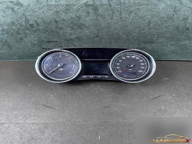 Peugeot 508 2016 — приборная панель 2
