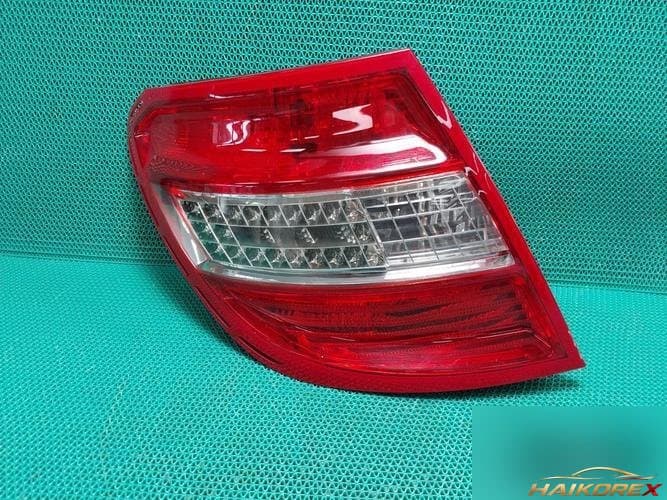 Mercedes-Benz C-Class 2010 — комбинированный задний фонарь левый A2048201964