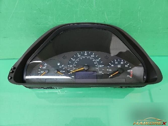 Mercedes-Benz CLK320 2002 — панель приборов