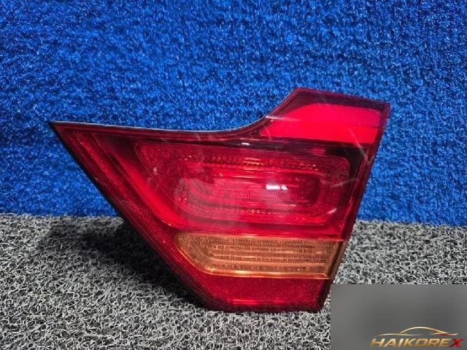 Kia K9 2013 — накладка крышки багажника (с фонарём) 924043T0 3
