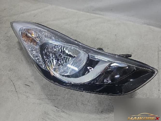 Hyundai Avante 2011 — фара головного света правая