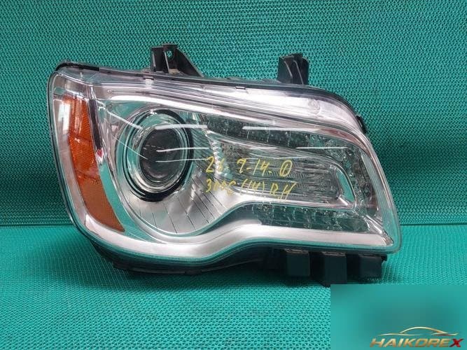 Chrysler 300 2014 — фара правая HID 68042154AG