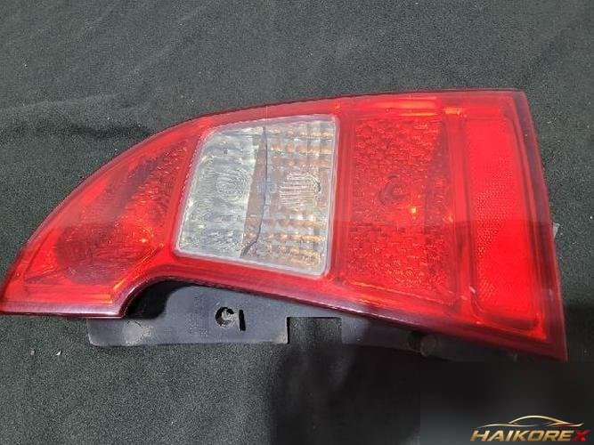 Kia Carens 2009 — комбинированный фонарь задний правый (пассажирский)