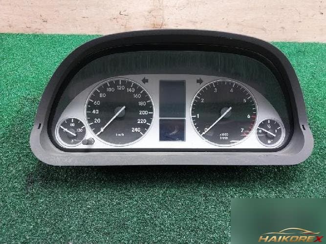 Mercedes-Benz B-Class 2010 — приборная панель A1694400411