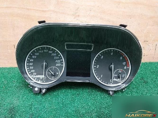 Mercedes-Benz A-класс 2014 — панель приборов A1769008501