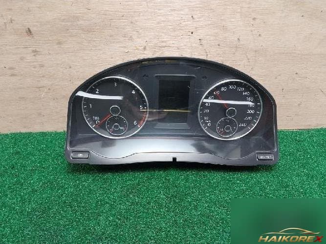 Volkswagen Jetta 2011 — приборная панель 5M0920860 E