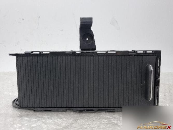 Volkswagen Golf 2015 — заглушка подстаканника центральной консоли 5G0 862 534