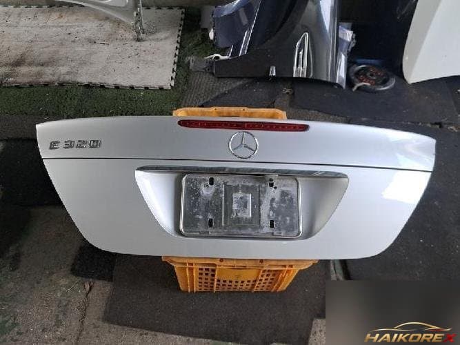 Mercedes-Benz E-Class 2004 — крышка багажника