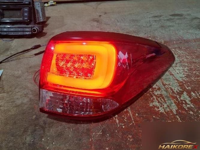 Kia Carens 2016 — комбинированный задний фонарь правый (пассажирский) 92402-A4100