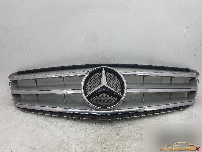 Mercedes-Benz C-Class 2010 — решётка радиатора A204 880 00 23