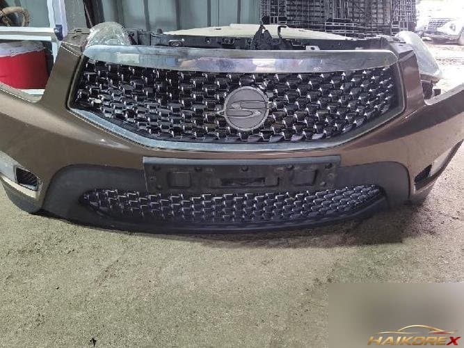 KG Mobility Korando 2012 — передний бампер с решеткой и противотуманными фарами