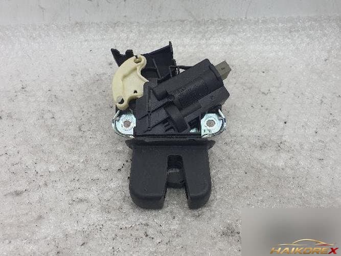 Audi A4 2014 — замок двери/багажника 4F5 827 505