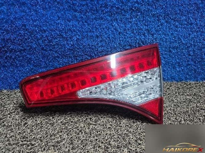 Kia K5 2011 — накладка крышки багажника правая с фонарём подсветки номера