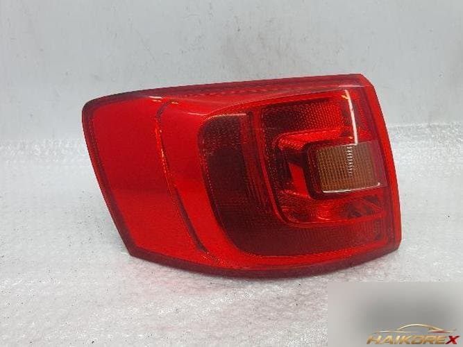 Volkswagen Jetta 2011 — задний фонарь левый