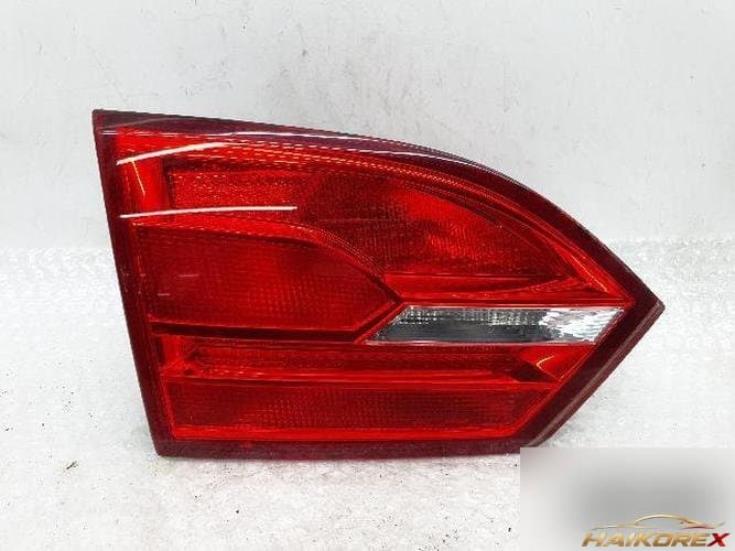 Volkswagen Jetta 2011 — накладка крышки багажника левая 5C6945259