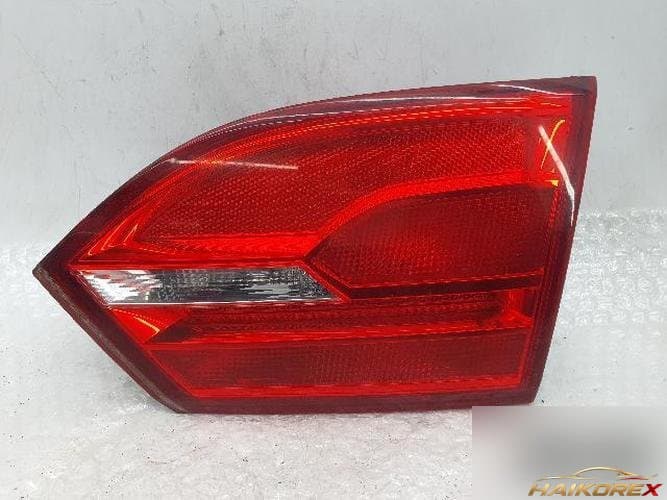 Volkswagen Jetta 2011 — накладка крышки багажника с фонарём правая