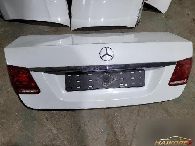 Mercedes-Benz E-Class 2014 — крышка багажника белая