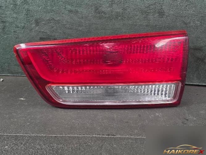 Kia Carnival 2015 — белый отделочный элемент крышки багажника