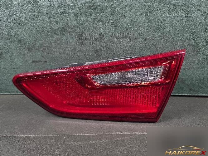 Kia K5 2014 — белый отделочный элемент багажника