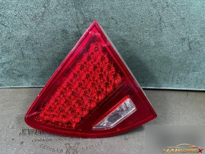 Hyundai Veracruz 2007 — белый отделочный элемент крышки багажника