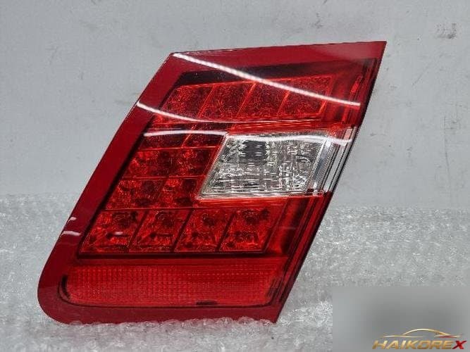 Mercedes-Benz E-Class 2011 — белая отделка крышки багажника