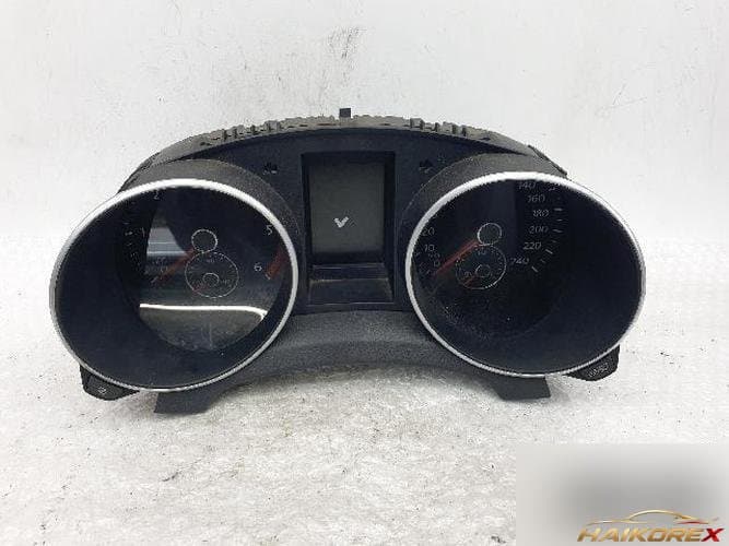 Volkswagen Golf 2011 — приборная панель