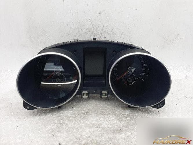 Volkswagen Golf 2012 — приборная панель