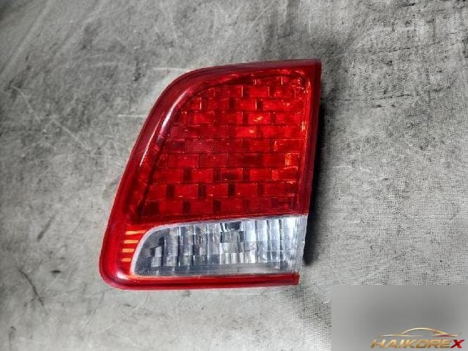 Kia Sorento 2011 — белый финишер багажника