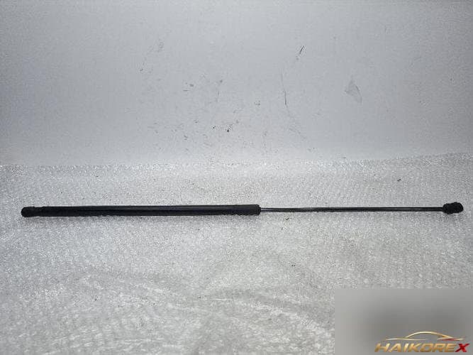 Volkswagen Golf 2011 — капот