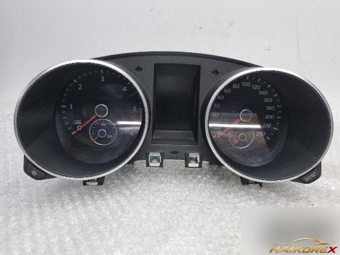 Volkswagen Golf 2011 — приборная панель