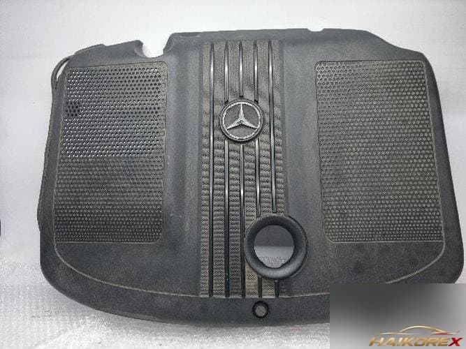 Mercedes-Benz E-Class 2012 — крышка двигателя