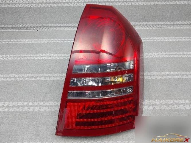Chrysler 300 2006 — комбинированный задний фонарь правый (со стороны пассажира)