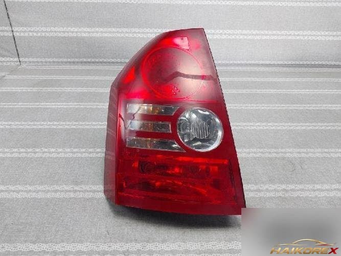 Chrysler 300 2006 — задний фонарь левый в сборе