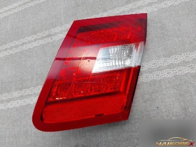 Mercedes-Benz E-Class 2012 — белая отделка багажника A212 906 04 58
