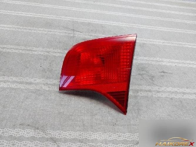 Audi A4 2005 — накладка крышки багажника (с фонарём) 8E5 945 094 A