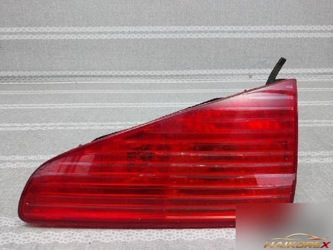 Peugeot 607 2006 — накладка крышки багажника (с фонарём)