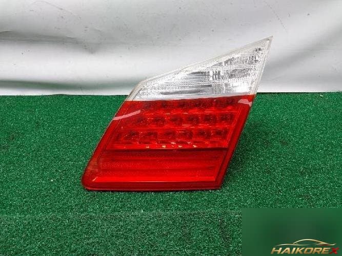Hyundai Genesis 2010 — фонарь багажника правый (белый)