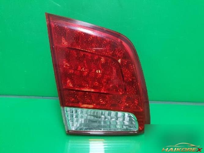 Kia Sorento 2011 — накладка двери багажника левая 924052P100