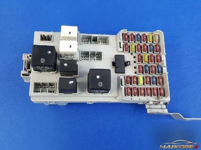 Hyundai Granzer 2002 — блок предохранителей салонный 9220039561